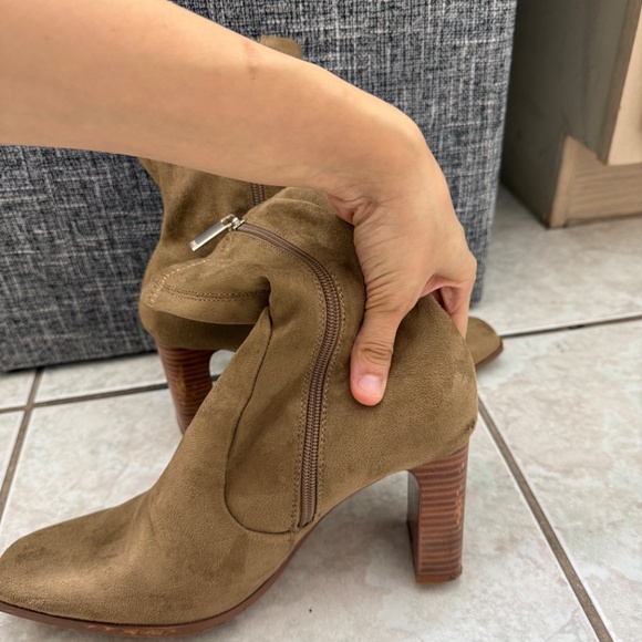 Boots - Picture 6 of 9